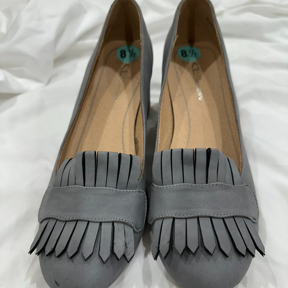 Beautiful and comfortable grey pumps